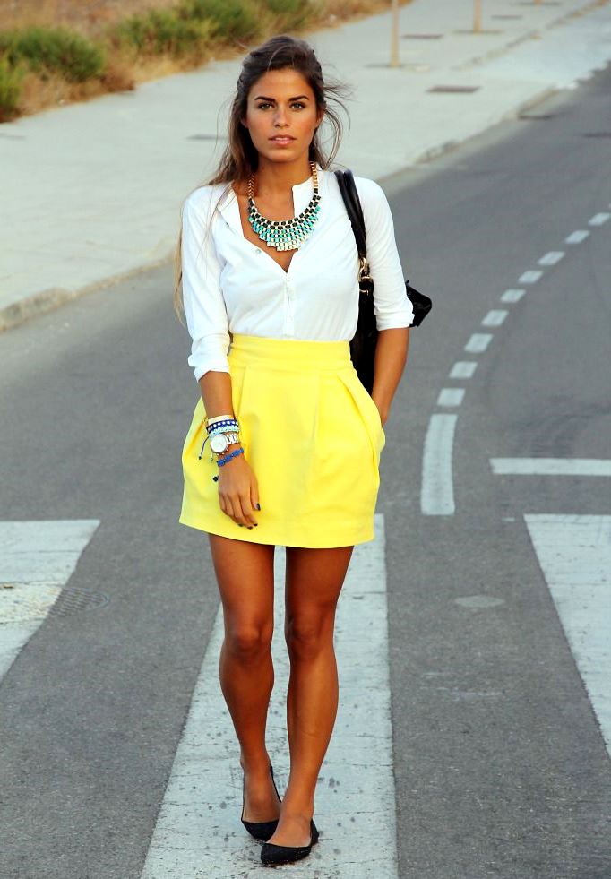 Желтая кожаная юбка с чем носить